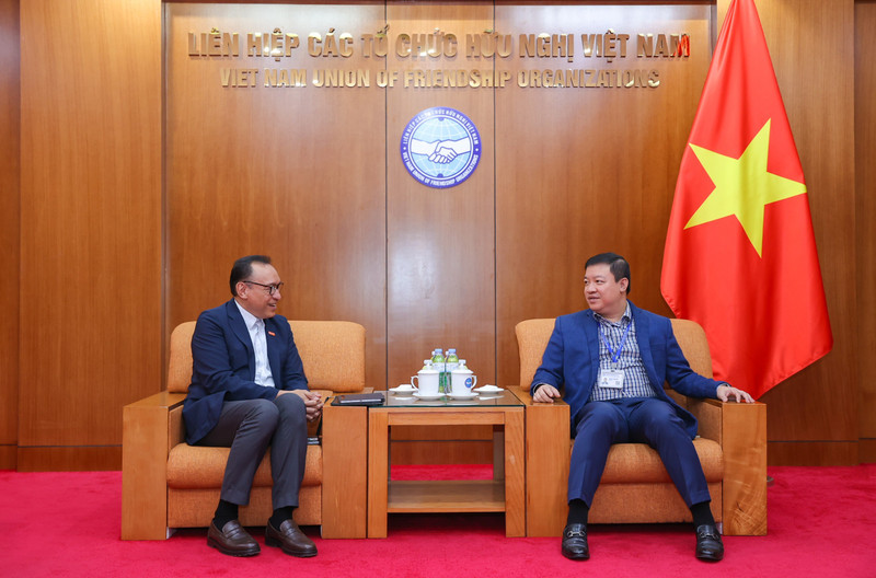 Le vice-président de l’Union vietnamienne des organisations d’amitié, Nguyen Ngoc Hung (à droite), a reçu Doseba Sinay, représentant en chef de WVI au Vietnam. Photo : thoidai.