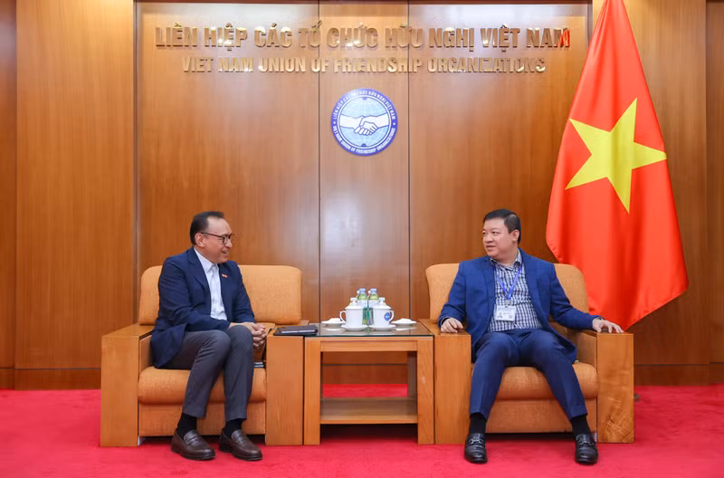 Le vice-président de l’Union vietnamienne des organisations d’amitié, Nguyen Ngoc Hung (à droite), a reçu Doseba Sinay, représentant en chef de WVI au Vietnam. Photo : thoidai.