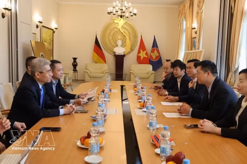 Les deux parties échangent leurs points de vue sur la situation de la coopération en matière d'investissement et les relations d'affaires entre Bac Ninh et ses partenaires allemands. Photo : VNA.