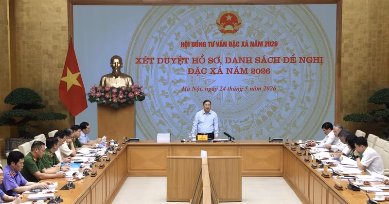 Le vice-Premier ministre permanent Pham Gia Tuc préside la réunion du Conseil consultatif de l’amnistie 2026, à Hanoi, le 24 mai. Photo : VNA.