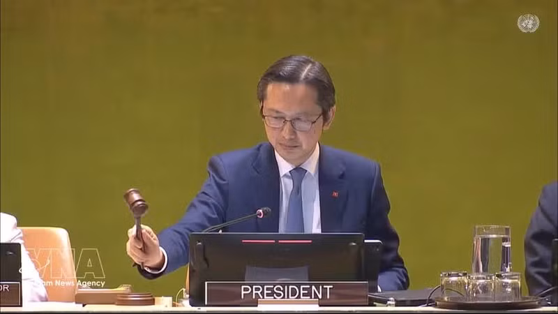 Le président de la conférence, l’ambassadeur Do Hung Viet, chef de la Mission permanente du Vietnam auprès de l’ONU, déclare terminée la 11ᵉ Conférence d’examen du traité de non-prolifération nucléaire. Photo : VNA.