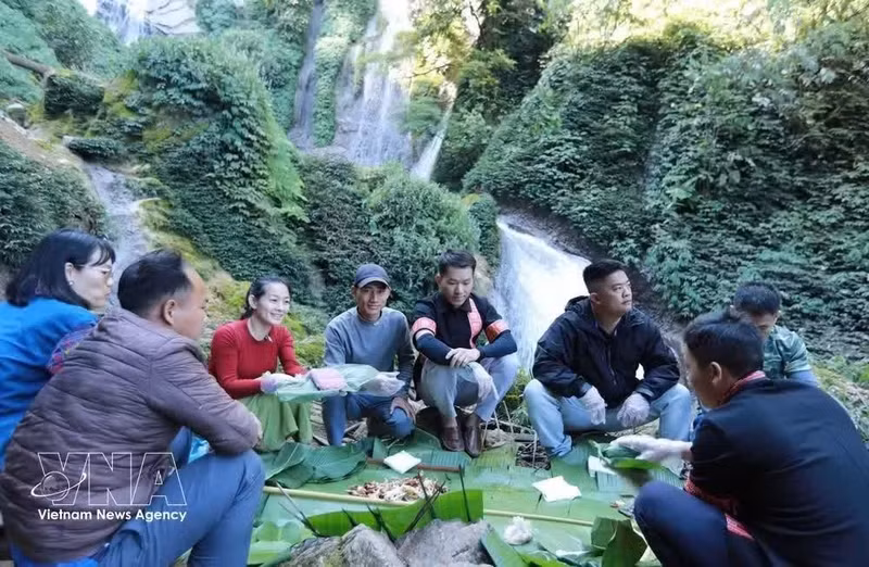 Les visiteurs de la cascade de Nam Luc peuvent déguster une variété de plats locaux préparés et servis par les habitants. Photo : VNA.