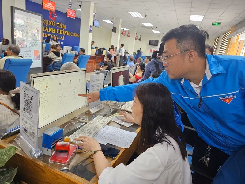 Prise en charge des procédures administratives au Centre administratif public provincial de Gia Lai. Photo : baodautu.