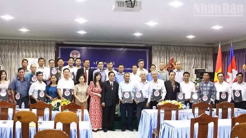Des délégués lors de la cérémonie marquant l’annonce de la décision du ministère cambodgien de l’Intérieur de rebaptiser l’« Association khmère-vietnamienne au Cambodge » en « Association générale khmère-vietnamienne au Cambodge ». Photo : NDEL.