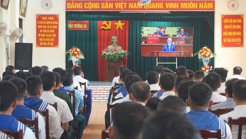 Les cadres et soldats suivent la retransmission en direct de l’ouverture du XIVᵉ Congrès sur l’île de Truong Sa. Photo : NDEL.