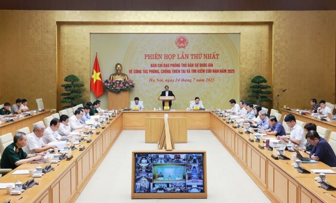 Première réunion du Comité directeur national pour la défense civile, le 24 juillet à Hanoi. Photo : VNA.