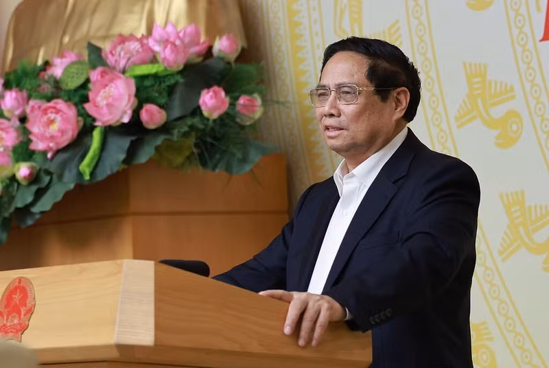 Le Premier ministre Pham Minh Chinh a insisté sur la nécessité de tirer les leçons des faiblesses et des obstacles rencontrés afin de mieux préparer les mois à venir. Photo : VNA.