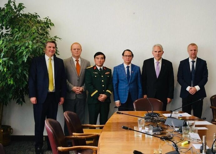 L'ambassadeur vietnamien Nguyen Viet Cuong (3e à droite) lors de sa séance de travail avec le président de la Commission des relations extérieures du Sénat chilien, Iván Moreira Barros. Photo : VNA.