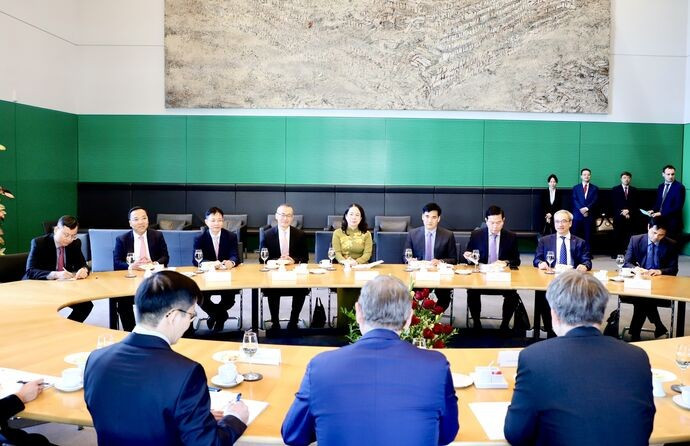 La vice-présidente vietnamienne Vo Thi Anh Xuan s’est entretenue début juillet avec le vice-président du Bundestag, Bodo Ramelow, qui a salué le lancement du processus de consultation pour la ratification de l’EVIPA. Photo : VNA.
