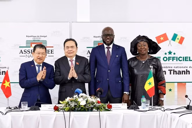 MM. Tran Thanh Man et El Malick Ndiaye à la cérémonie d'annonce de la création des groupes parlementaires d'amitié des deux pays. Photo : VNA.