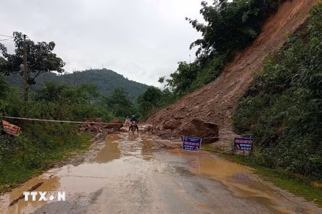 De fortes pluies ont provoqué des glissements de terrain. Photo : VNA.