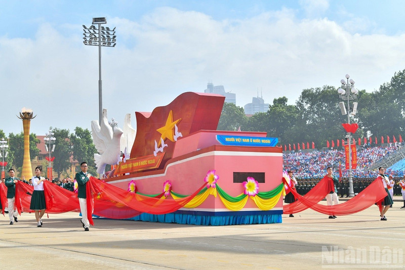 En quatre-vingts ans, c’est la première fois qu’un bloc de la diaspora vietnamienne participe au défilé à l’occasion de la Fête nationale (2 septembre). Photo : NDEL.