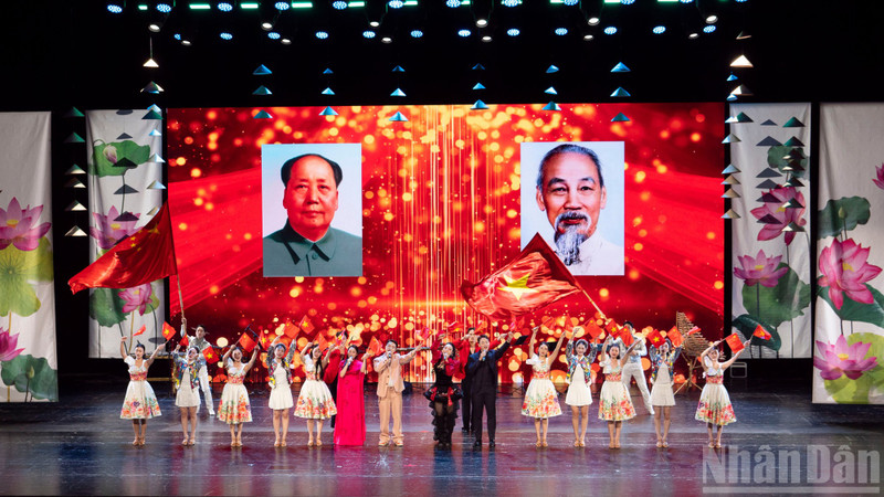 L’interprétation de la chanson « Vietnam-Chine » par les artistes des deux pays, symbolise l’amitié et la coopération durables entre les deux pays.