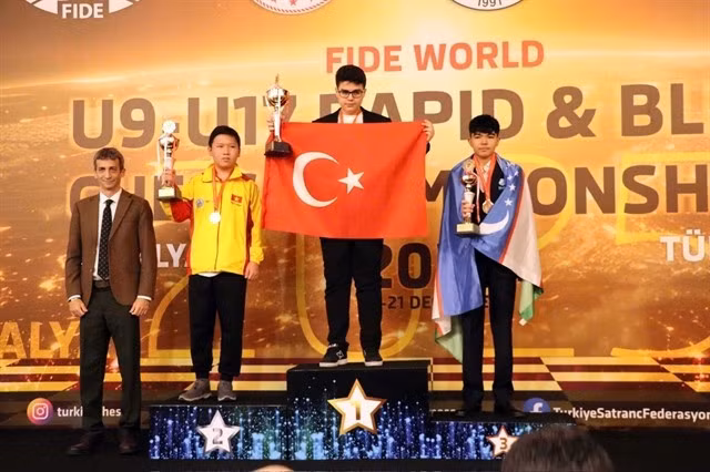 Nguyen Nam Kiet (deuxième à gauche) sur le podium après avoir remporté la médaille d'argent dans la catégorie des garçons de moins de 15 ans. Photo : Fédération vietnamienne des échecs.