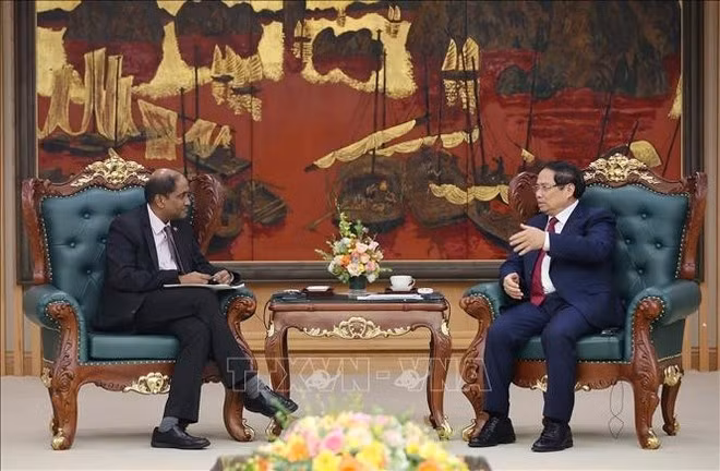 Le Premier ministre Pham Minh Chinh (droite) et l’ambassadeur de Singapour, Jaya Ratnam. Photo : VNA.