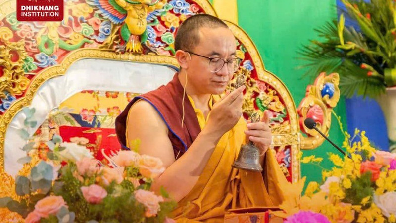 Kunchok Tenzin Rinpoche est un jeune maître érudit, titulaire du titre de « Excellent Khenpo » – l'équivalent d'un doctorat en bouddhisme moderne délivré par l’antique université bouddhique Sakya. 