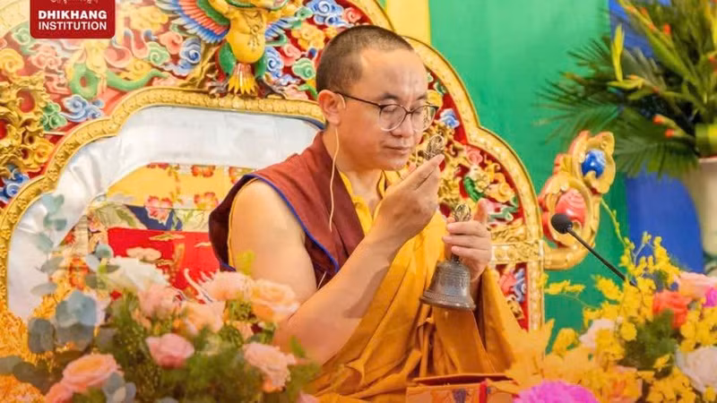 Kunchok Tenzin Rinpoche est un jeune maître érudit, titulaire du titre de « Excellent Khenpo » – l'équivalent d'un doctorat en bouddhisme moderne délivré par l’antique université bouddhique Sakya. 