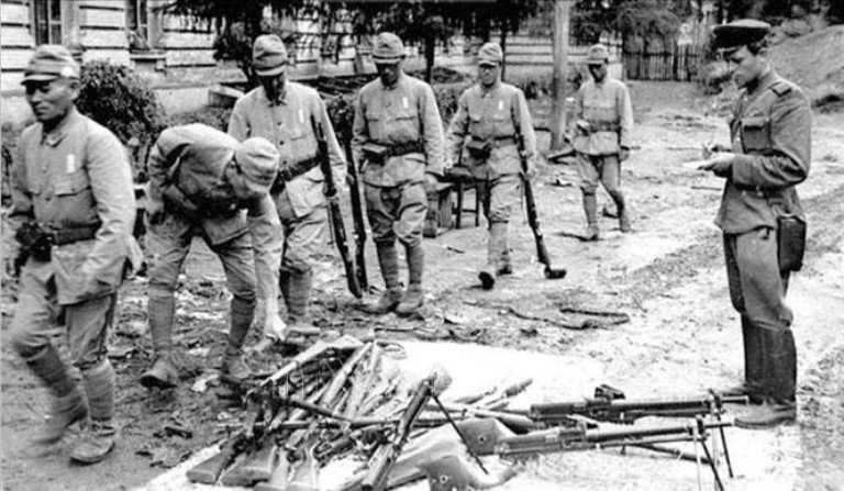 Les soldats de l’armée japonaise du Kwantung remettent leurs armes et se rendent à l'Armée rouge de l'Union soviétique (août 1945). Photo d’archives : VNA.