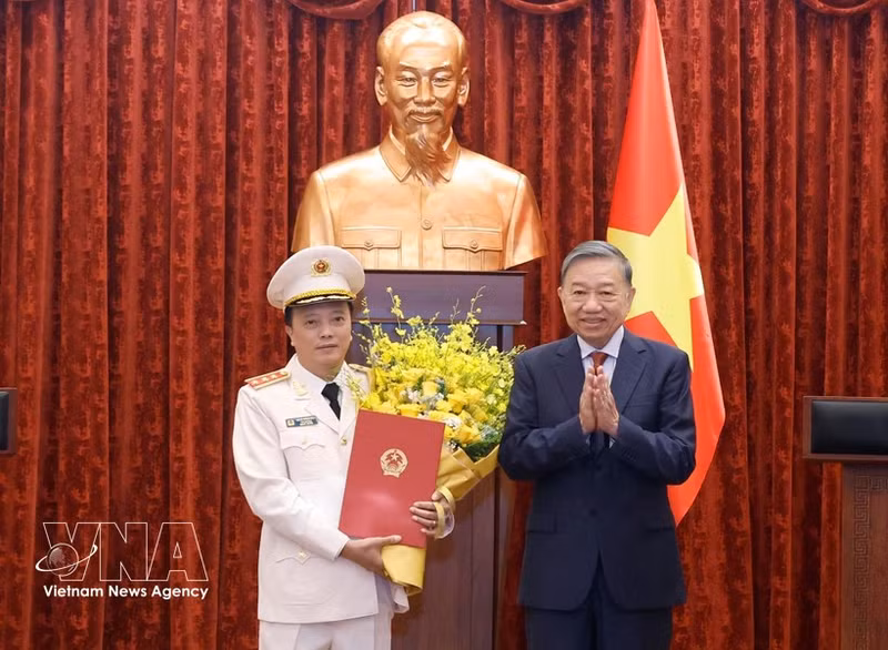 Le secrétaire général du PCV et président de l'État, To Lam (à droite), et le vice-ministre de la Sécurité publique Dang Hong Duc. Photo : VNA.