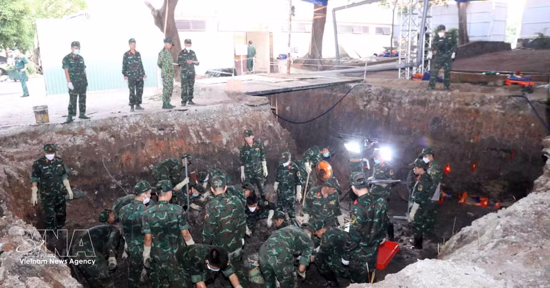 Opération de recherche des restes de martyrs au parc Le Thi Rieng, à Hô Chi Minh-Ville. Photo : VNA.
