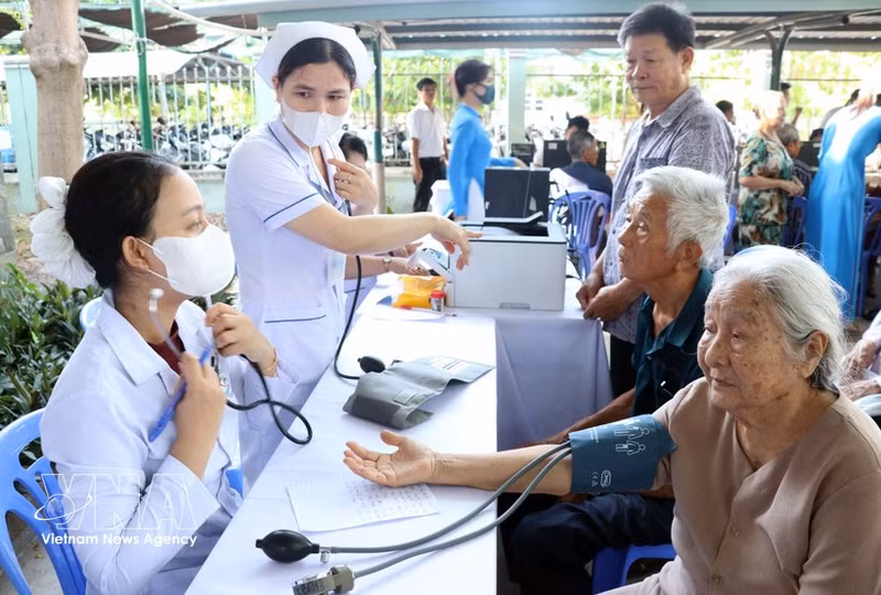 L'équipe médicale de de la province de Khanh Hoa assure des consultations médicales au profit des personnes âgées. Photo : VNA.