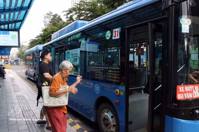 Depuis le 1er juillet, les déplacements gratuits sont disponibles sur les 134 lignes de bus subventionnées et non subventionnées à travers Hô Chi Minh-Ville. Photo : VNA.