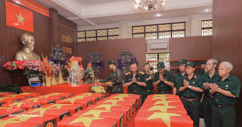 D'anciens combattants rendent un hommage à leurs compagnons d'armes dans la salle où reposent les dépouilles des martyrs retrouvées au parc Le Thi Rieng, à Hô Chi Minh-Ville. Photo : VNA.