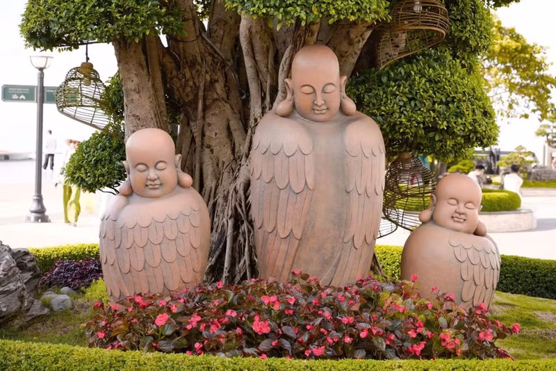 Trois statues de Bouddha en céramique au corps d'oiseau seront présentées à l’exposition. Photo : Sun World Ba Den Mountain.