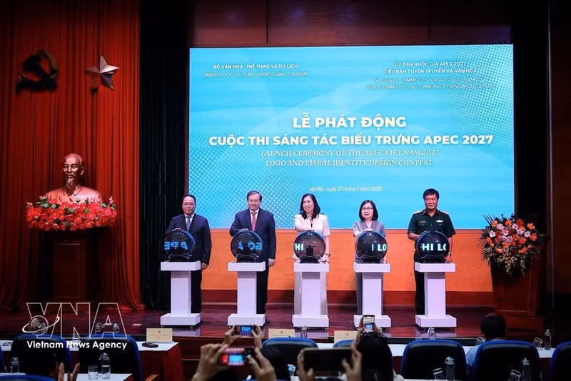 Délégués au lancement du concours national pour concevoir le logo et l'identité visuelle de l'APEC Vietnam 2027. Photo : VNA.