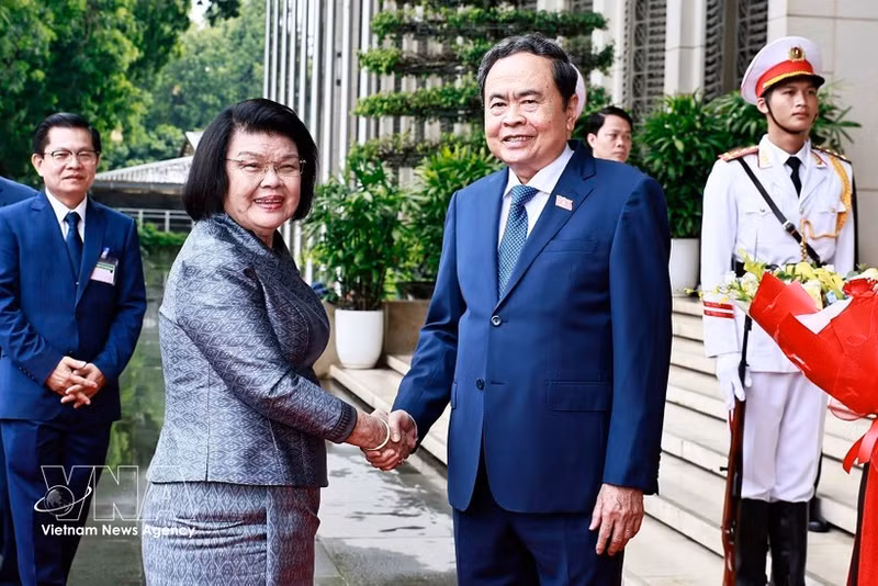La présidente de l’Assemblée nationale du Cambodge, Samdech Khuon Sudary (à gauche) et le président de l'Assemblée nationale du Vietnam, Tran Thanh Man. Photo : VNA.