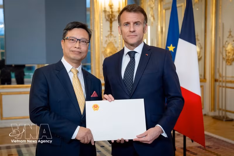L’ambassadeur du Vietnam en France, Trinh Duc Hai (à gauche), présente ses lettres de créance au président français, Emmanuel Macron (25 mars 2026). Photo : VNA.
