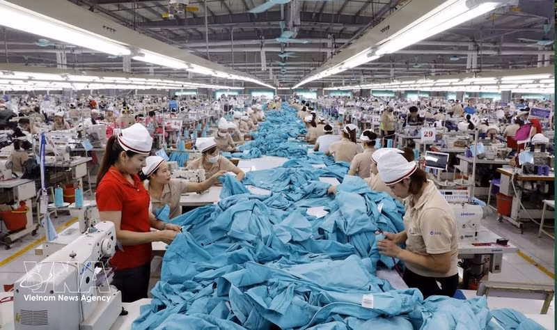 Des ouvriers confectionnent des vêtements destinés à l'exportation à la société à responsabilité limitée à associé unique Viet Pan Pacific World (République de Corée), située dans la commune de Hiep Hoa, province de Bac Ninh. Photo : VNA.