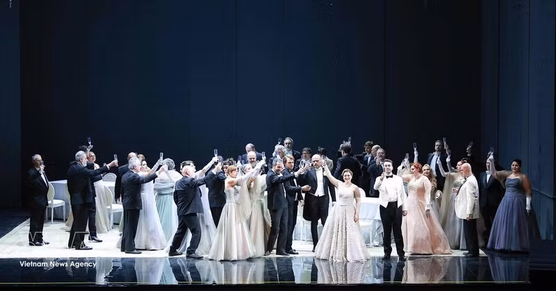 Des artistes du Théâtre d’Opéra Giuseppe Verdi de Trieste présentent le chef-d’œuvre « La Traviata » au Théâtre Ho Guom à Hanoï. Photo : VNA.