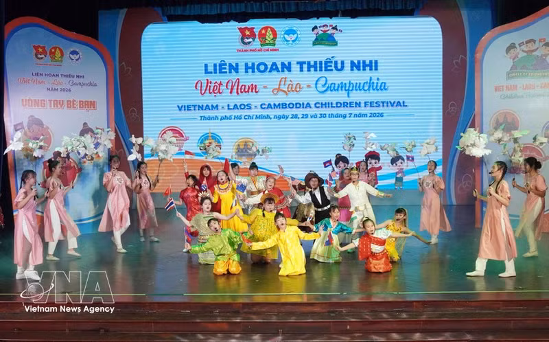 Un spectacle artistique présenté à la clôture du 8e Festival des enfants Vietnam-Laos-Cambodge. Photo : VNA.