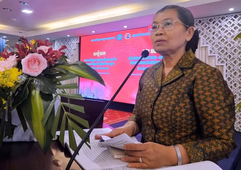 Samdech Men Sam An, vice-présidente du Parti du Peuple Cambodgien (PPC), présidente du Conseil national du Front de solidarité pour le développement de la Patrie du Cambodge et de l’Association d’amitié Cambodge-Vietnam, s'exprime. Photo : NDEL.