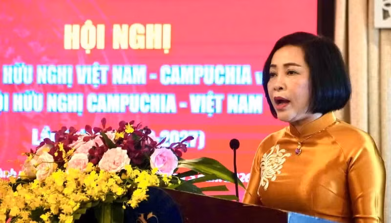 Nguyen Thi Thanh, vice-présidente de l’Assemblée nationale du Vietnam et présidente de l’Association d’amitié Vietnam-Cambodge, lors de la conférence. Photo : NDEL.