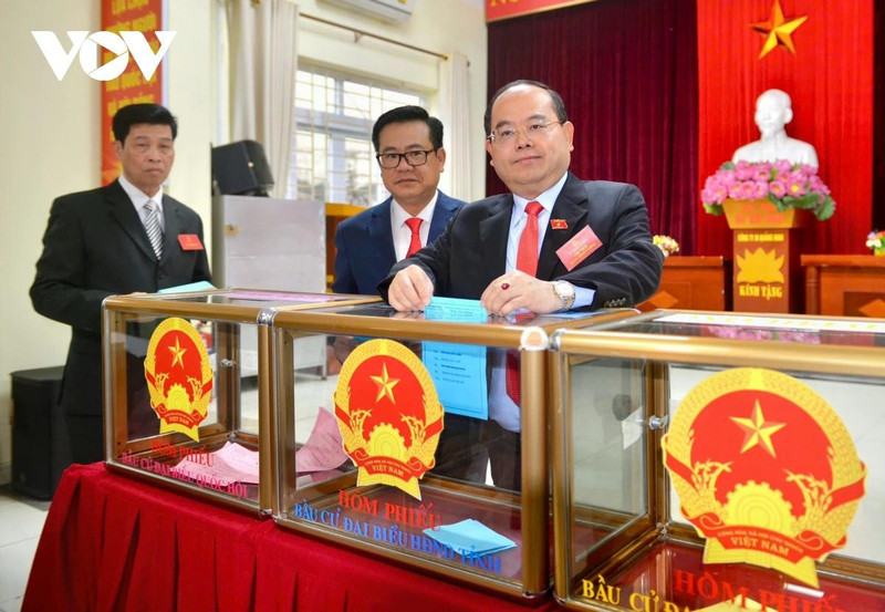Quan Minh Cuong, secrétaire du Comité provincial du Parti de Quang Ninh, participe au vote au bureau de vote n° 16, dans le quartier de Ha Long. Photo : VOV.