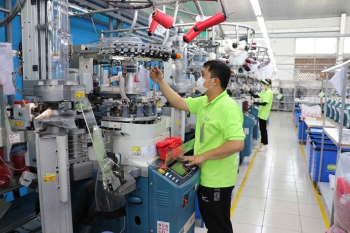 Des ouvriers de l'usine Sung Hwa Vina dans le parc industriel de Hoa Binh, (province de Tay Ninh, au Sud). Photo : VNA.