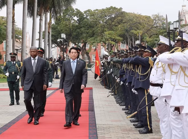 Cérémonie de départ du président vietnamien Luong Cuong et de son épouse au palais présidentiel de la capitale Luanda ,marquant la fin de leur visite d'Etat en Angola. Photo : VNA.