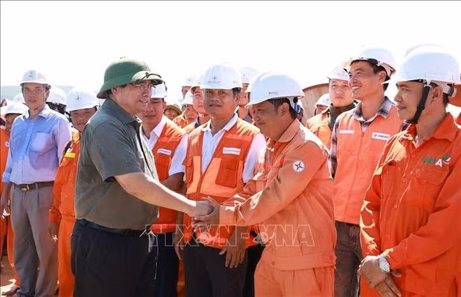 Le PM Pham Minh Chinh rencontre des ingénieurs et des ouvriers travaillant à la construction de la ligne de transport d'électricité de 500 kV Lao Cai-Vinh Yen, dans la commune de Dan Chu, province de Phu Tho. Photo : VNA.