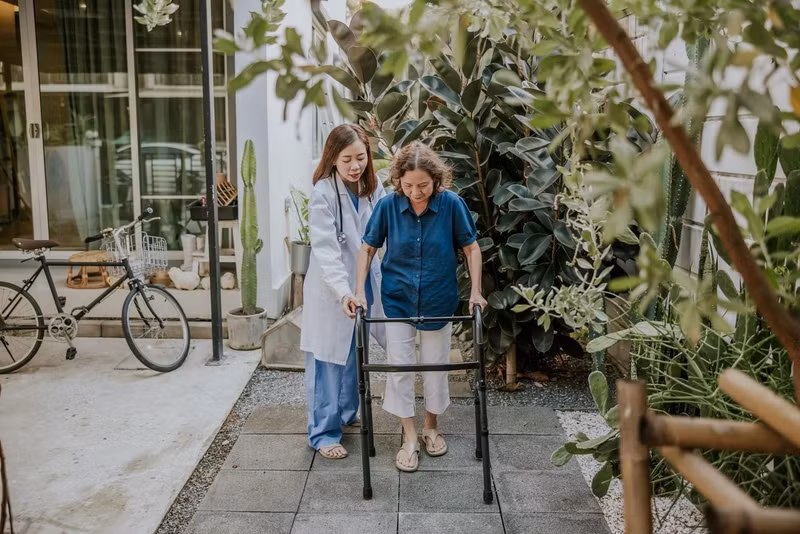 L’accompagnement des personnes âgées à domicile, une tendance en plein essor. Photo : dantri.