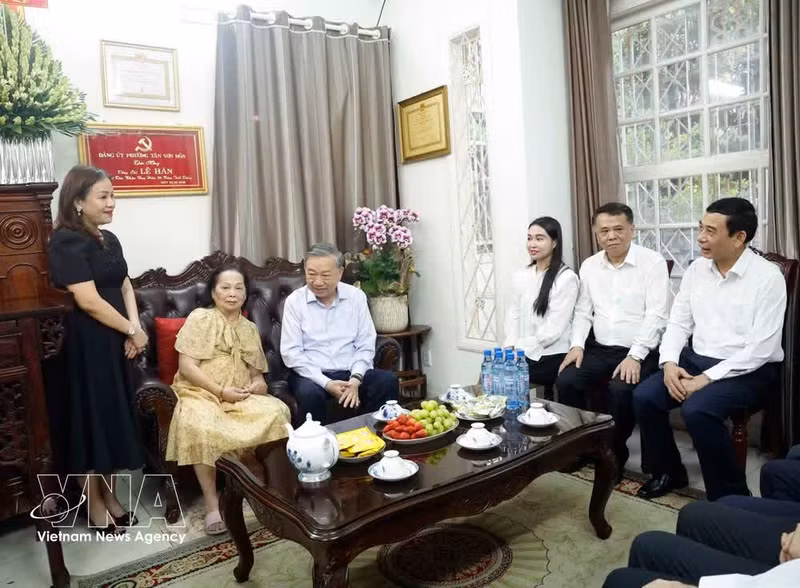 Le dirigeant To Lam visite des proches du secrétaire général du Parti Le Duan. Photo : VNA.