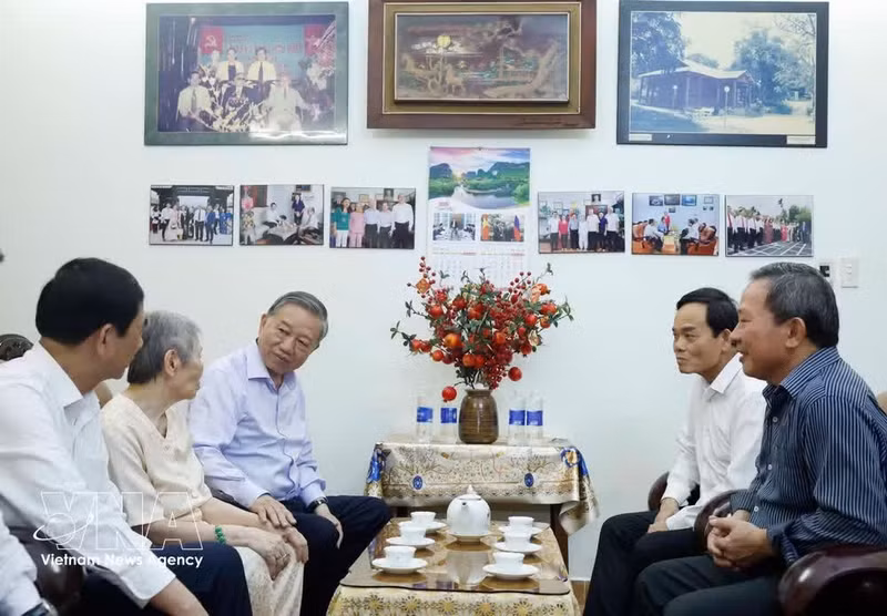 Le dirigeant To Lam visite des proches du président du Conseil d’État Vo Chi Cong. Photo : VNA.