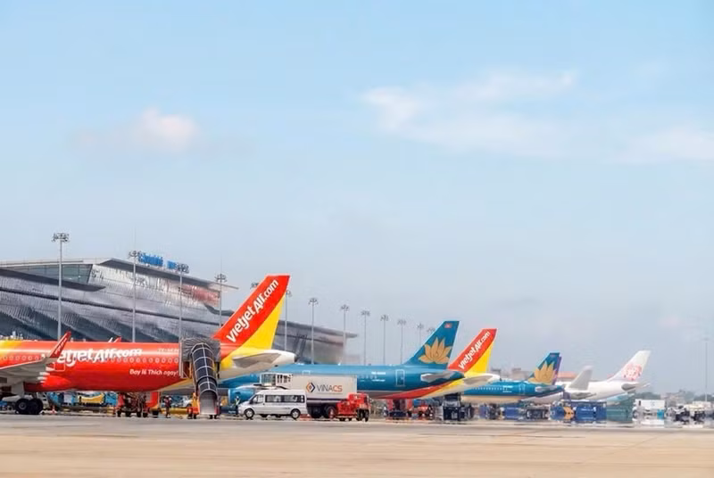 Avions des compagnies aériennes nationales à l'aéroport international de Noi Bai, à Hanoi. Photo : VNA.