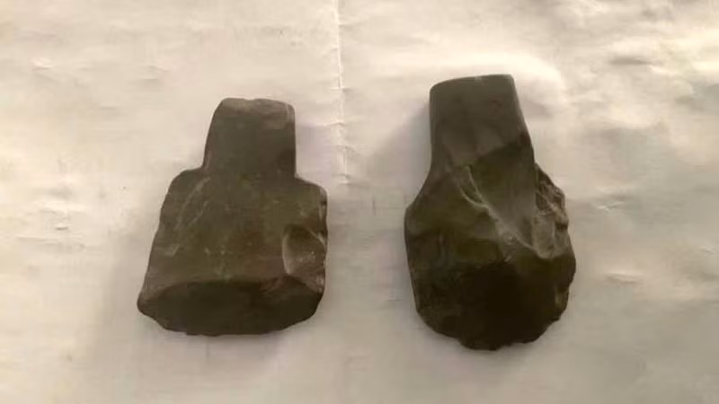 Haches de pierre découvertes dans la grotte Én. Photo : Musée de la province de Quang Tri.