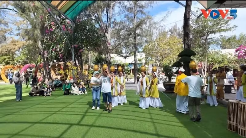 Des visiteurs participent à la danse traditionnelle de port d’eau au site touristique Bau Trang U&amp;Me. Photo : VOV.