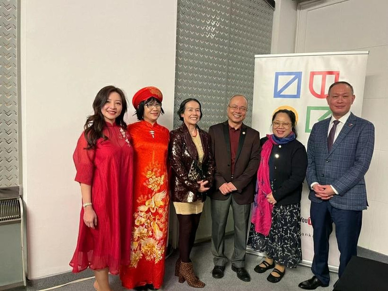 L’artiste Hoang Thi Kieu Anh (2e à partir de la gauche) pose pour une photo souvenir avec l’ambassadeur Pham Truong Giang (à l’extrême droite) et d’autres invités. Photo : VNA.