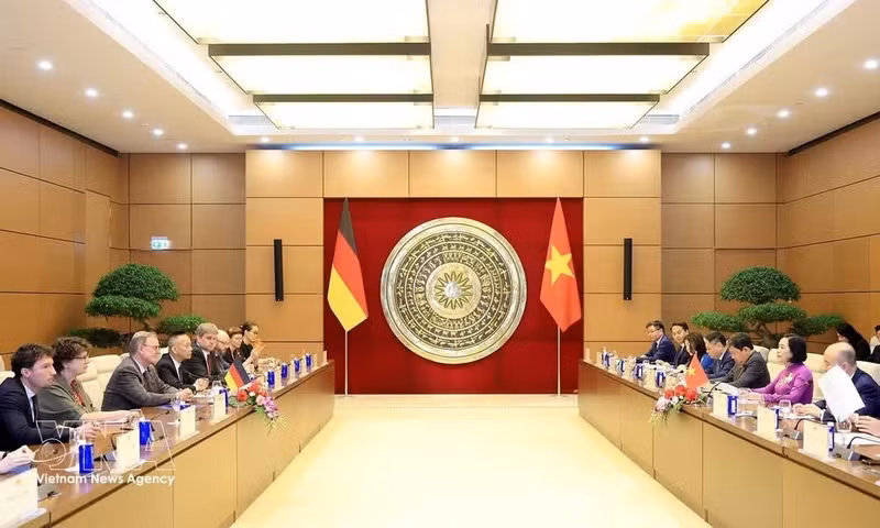 Entretien entre la vice-présidente de l’Assemblée nationale vietnamien, Nguyen Thi Thanh,rencontre le vice-président du Bundestag allemand, Bodo Ramelow. Photo : VNA.