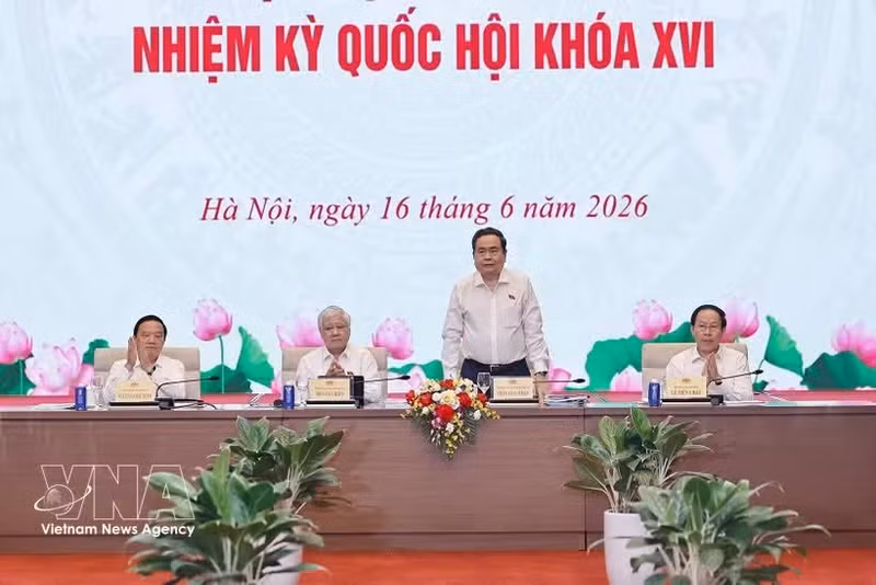 Le président de l’AN Tran Thanh Man préside le 16 juin à Hanoi une conférence consacrée à la mise en œuvre des orientations législatives de la XVIe législature. Photo : VNA.