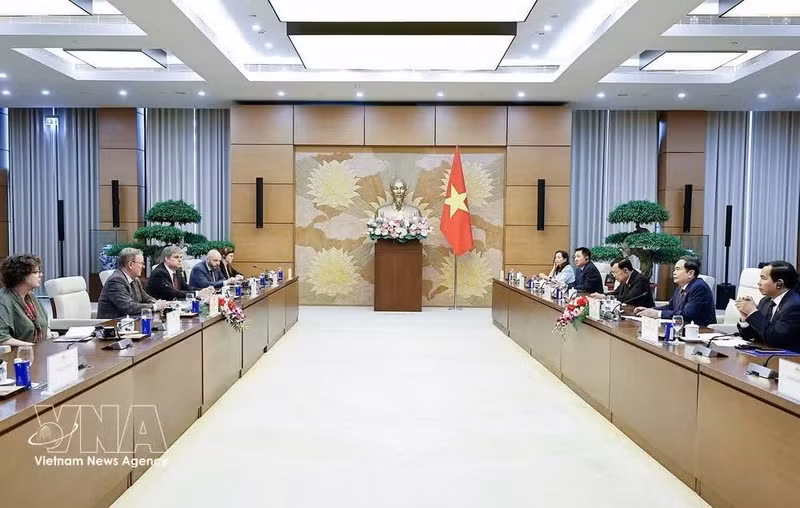 La rencontre entre le président de l’Assemblée nationale du Vietnam, Tran Thanh Man et le vice-président du Bundestag à Hanoï, Vietnam. Photo : VNA.